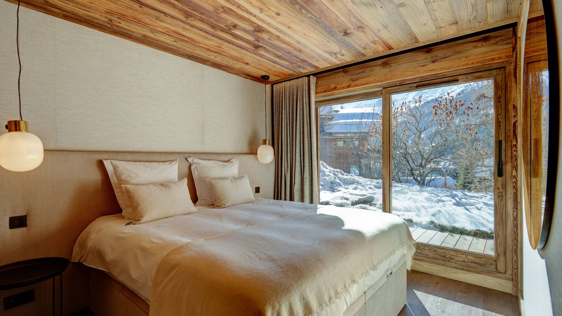 double bedroom with direct access to outdoor