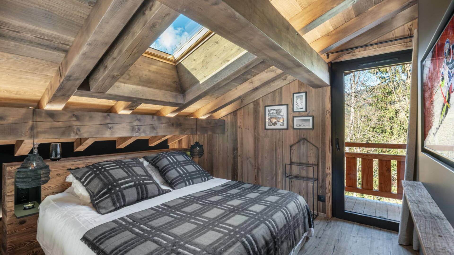 double bedroom with window on the ceiling and direct access to balcony
