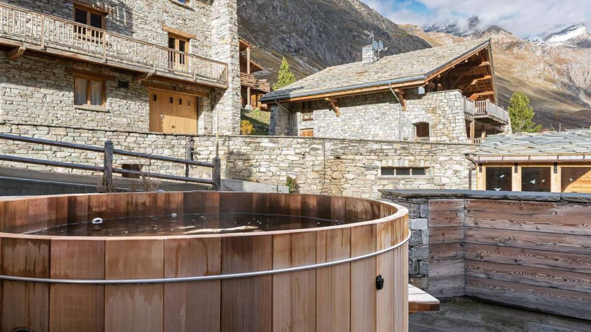 outdoor hot tub