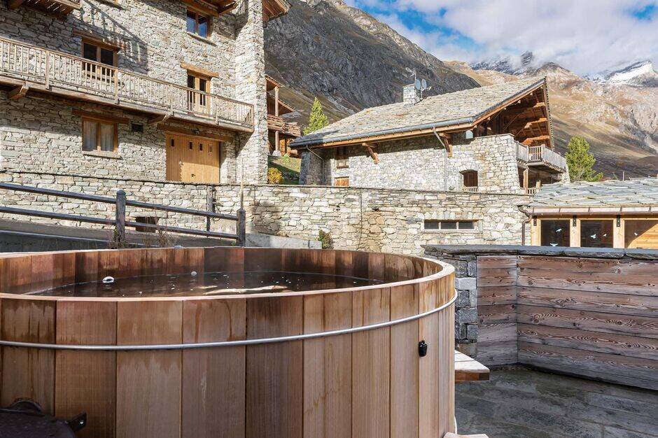 outdoor hot tub