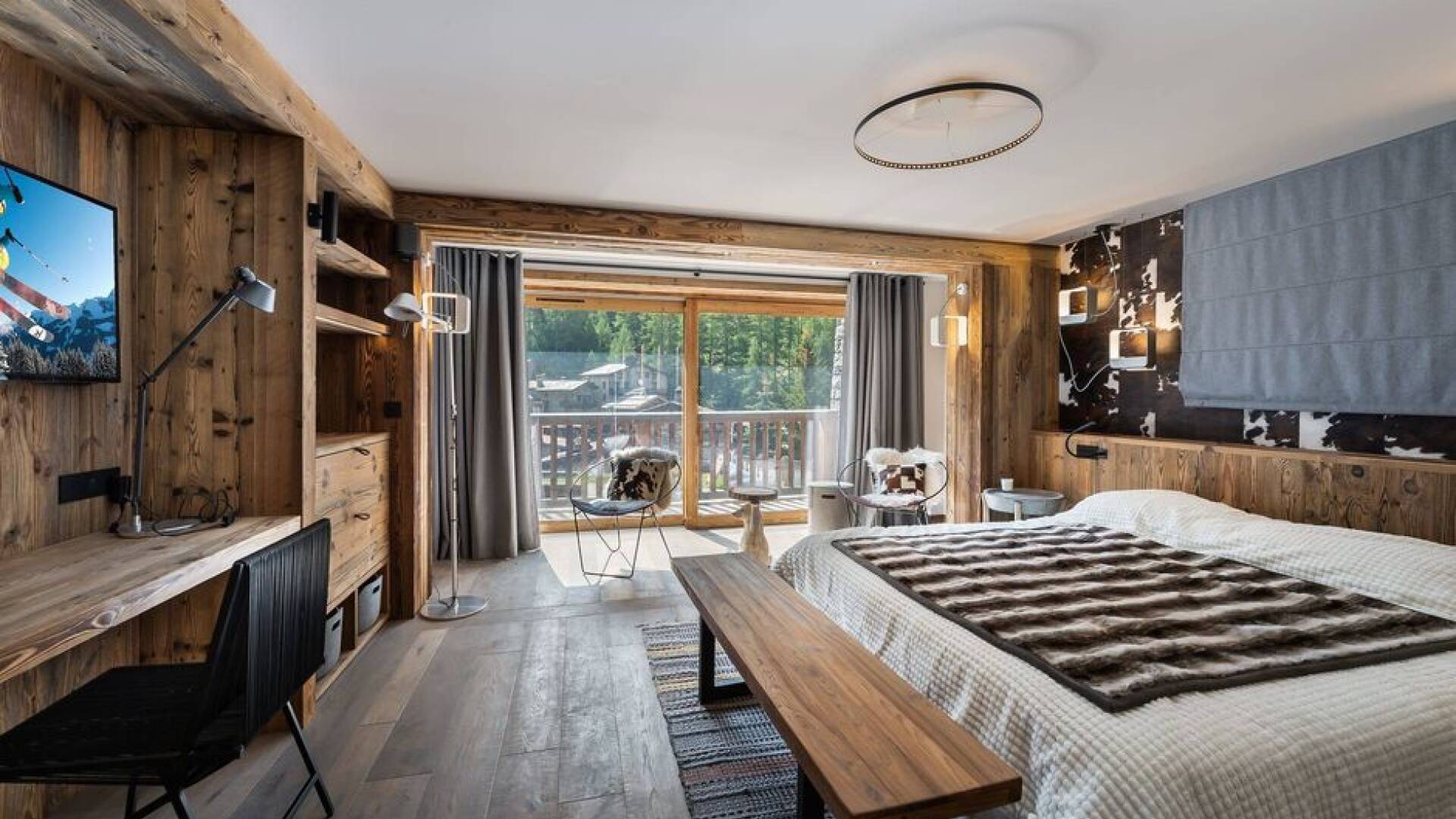 double bedroom with sitting area and access to balcony