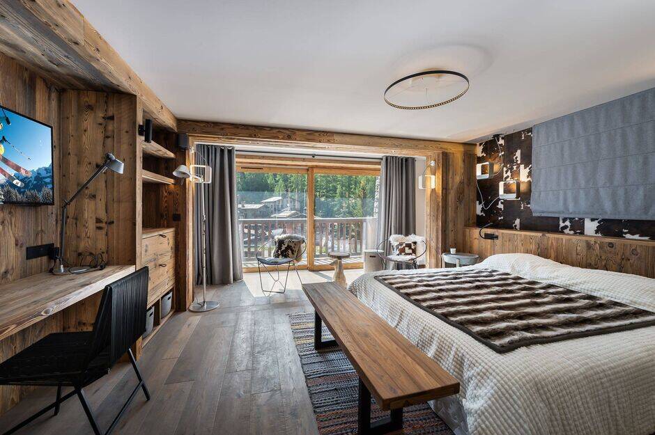 double bedroom with sitting area and access to balcony
