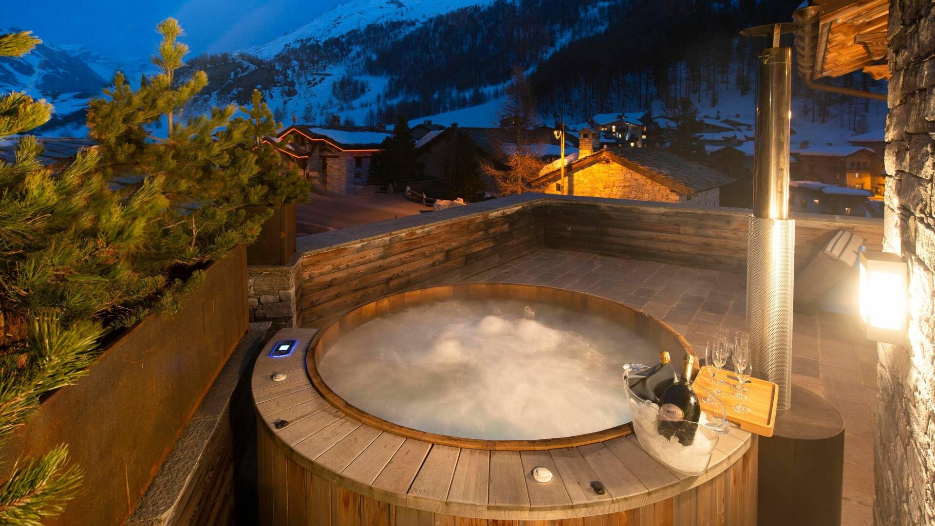 exclusive outdoor Jacuzzi