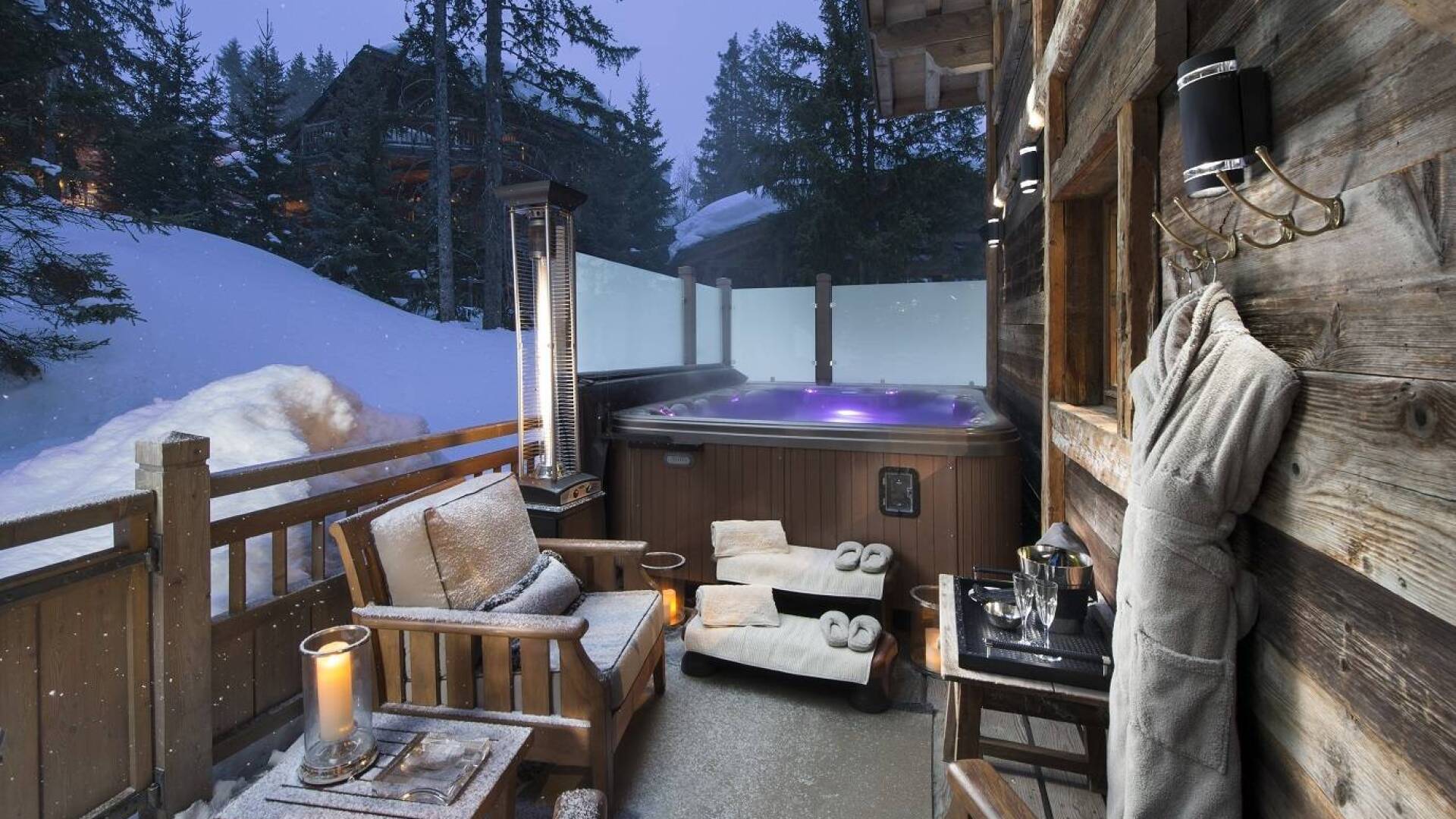 outdoor Jacuzzi bath tub