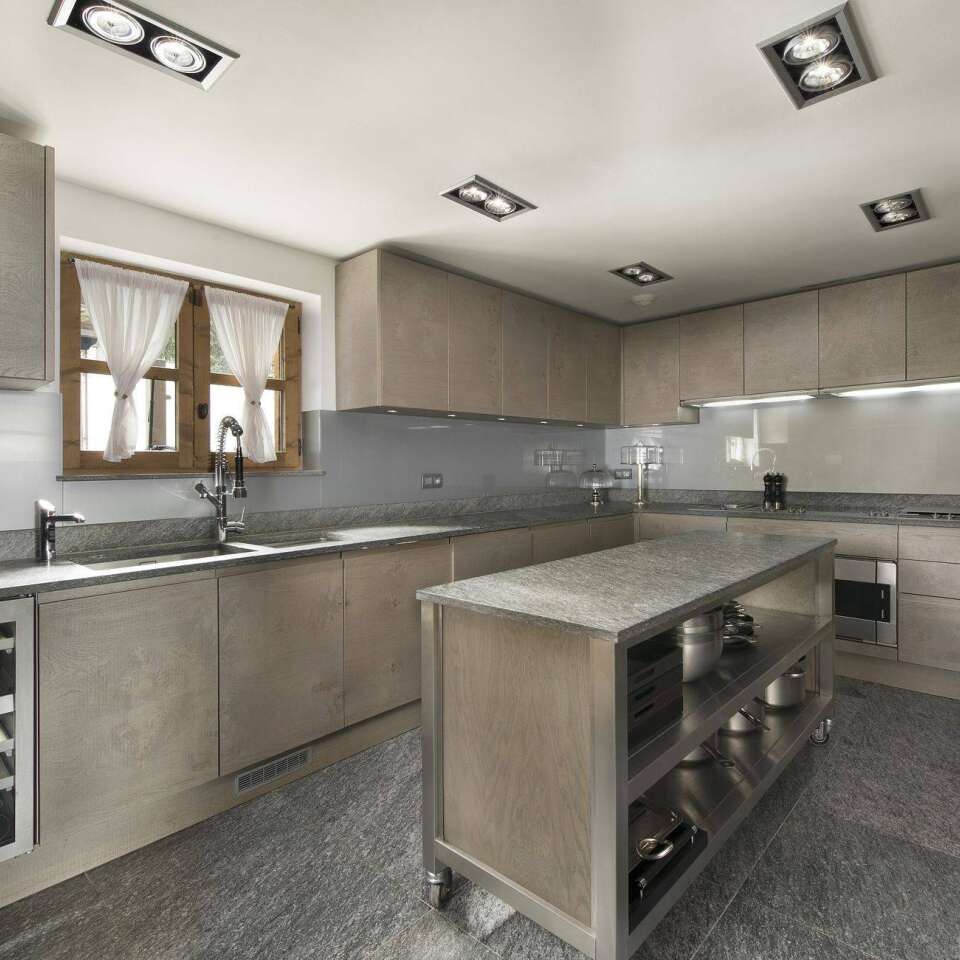 fully equipped kitchen with cooking island