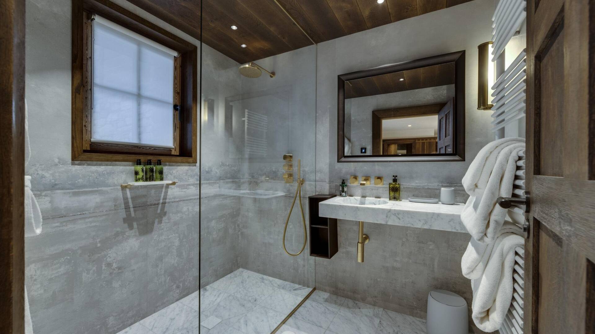 en suite bathroom with walk-in shower