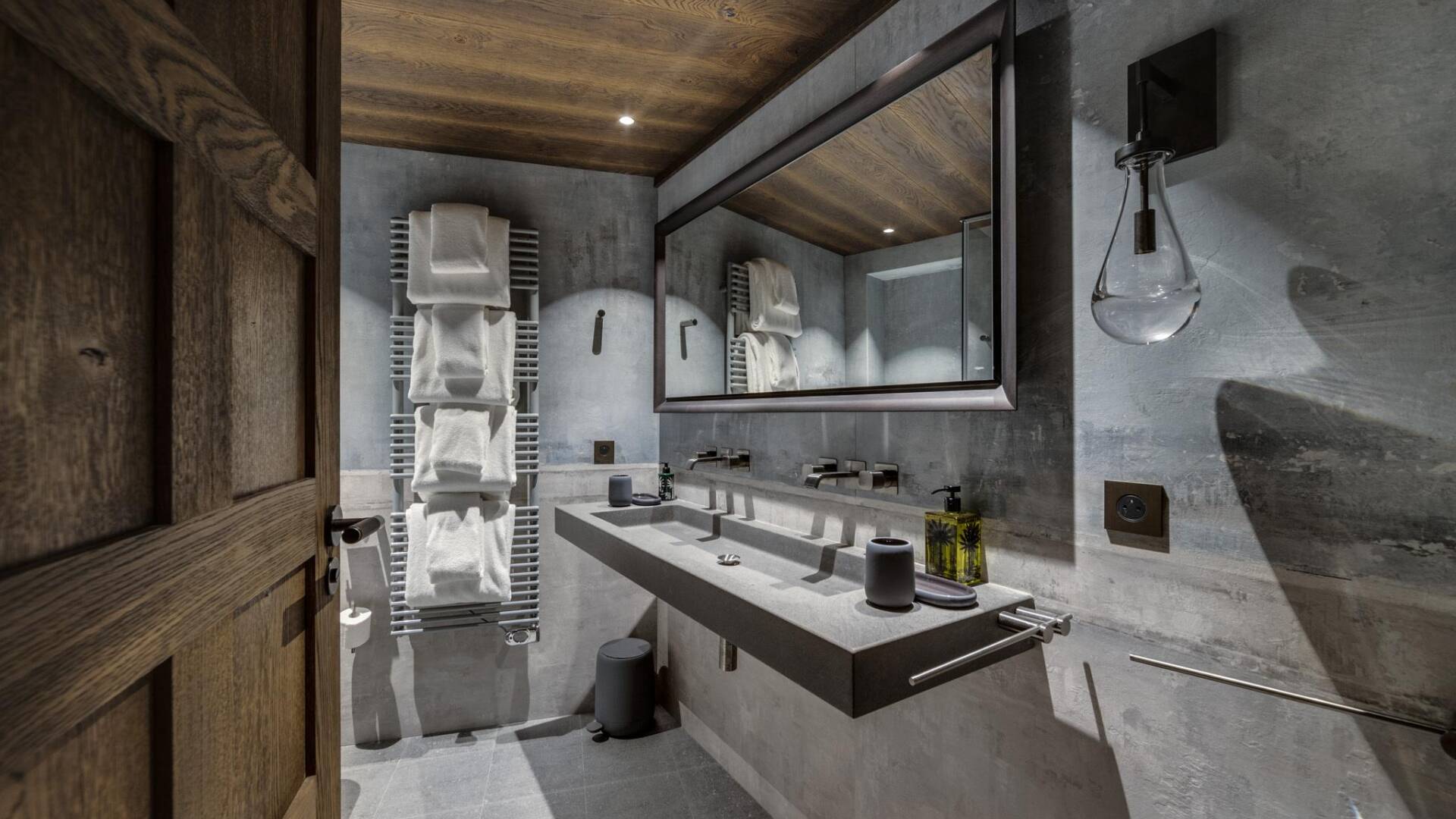 elegant en suite bathroom