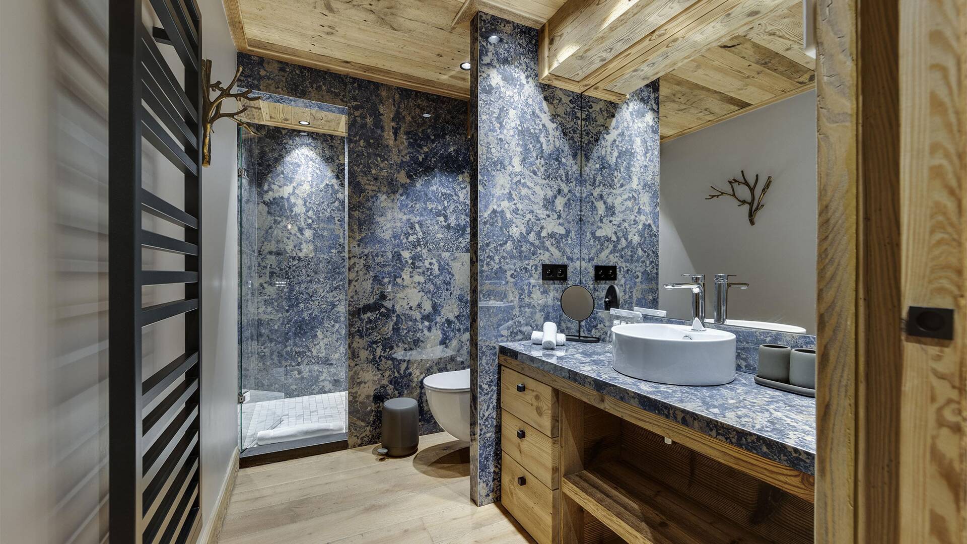 en suite bathroom with walk-in shower