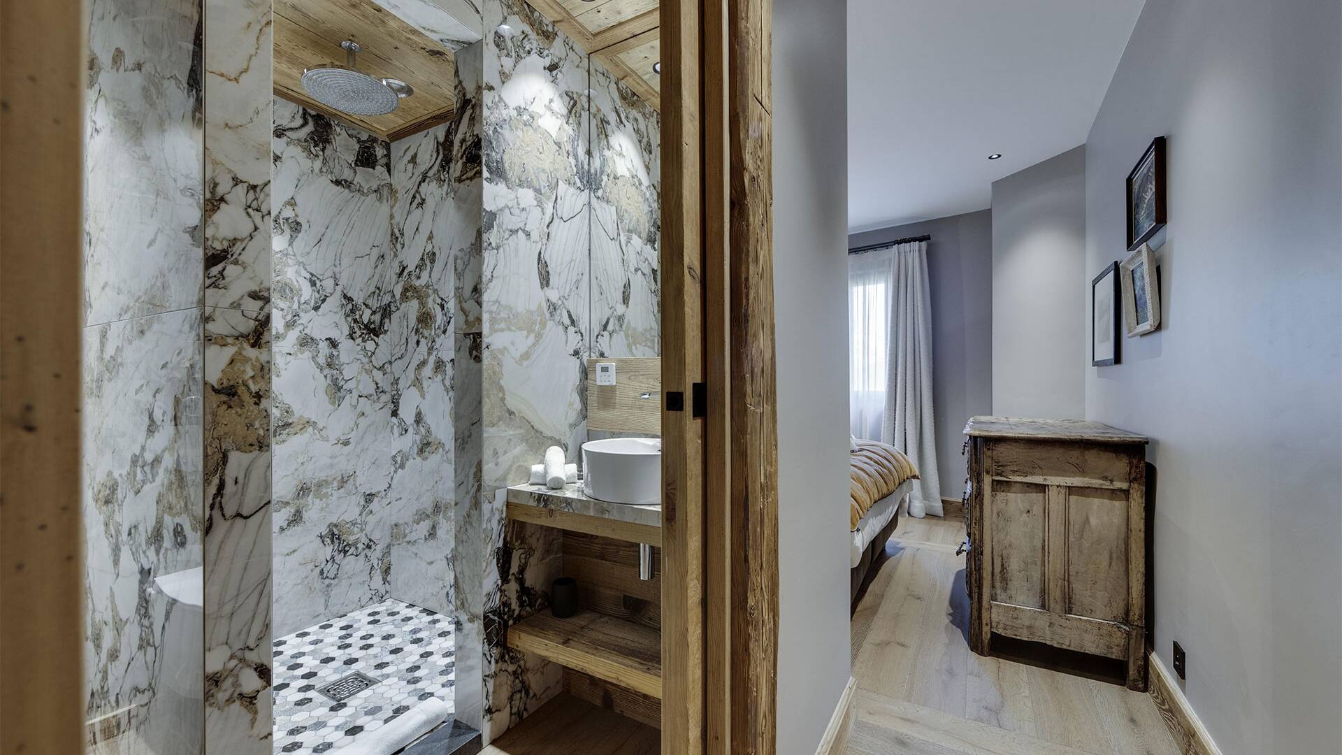en suite bathroom with walk-in shower