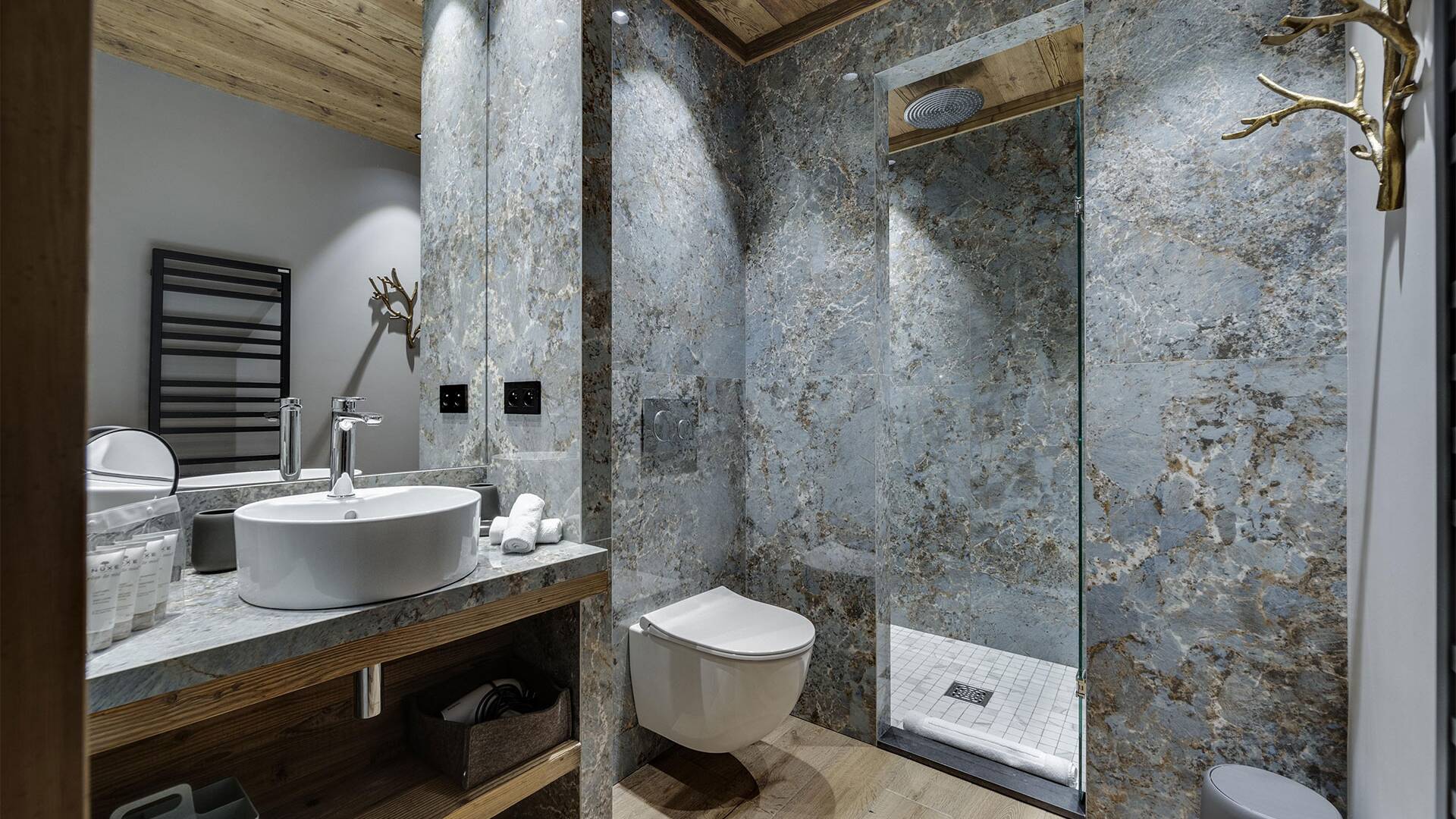 en suite bathroom with walk-in shower