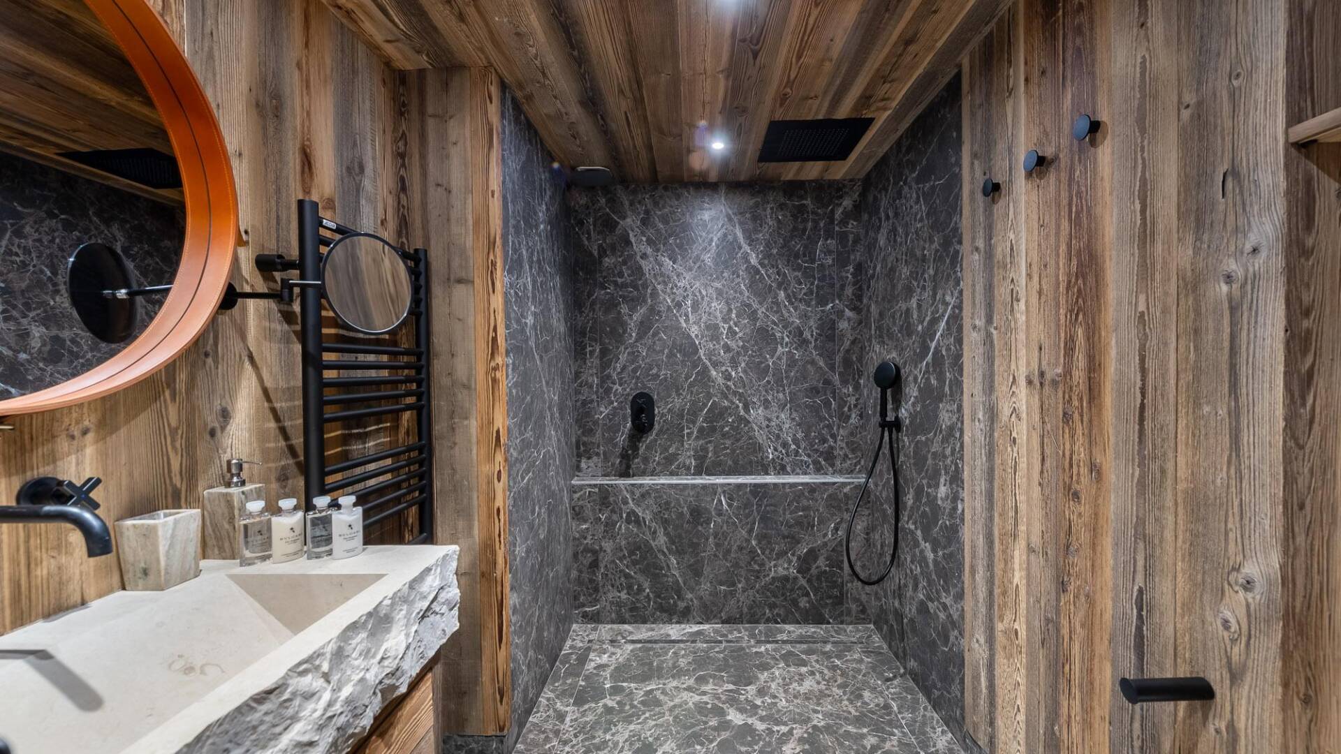 en suite bathroom with walk-in shower