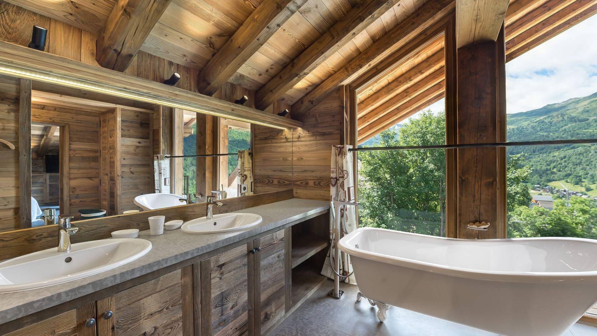 en suite bathroom with double lavabo, bath tub and French windows
