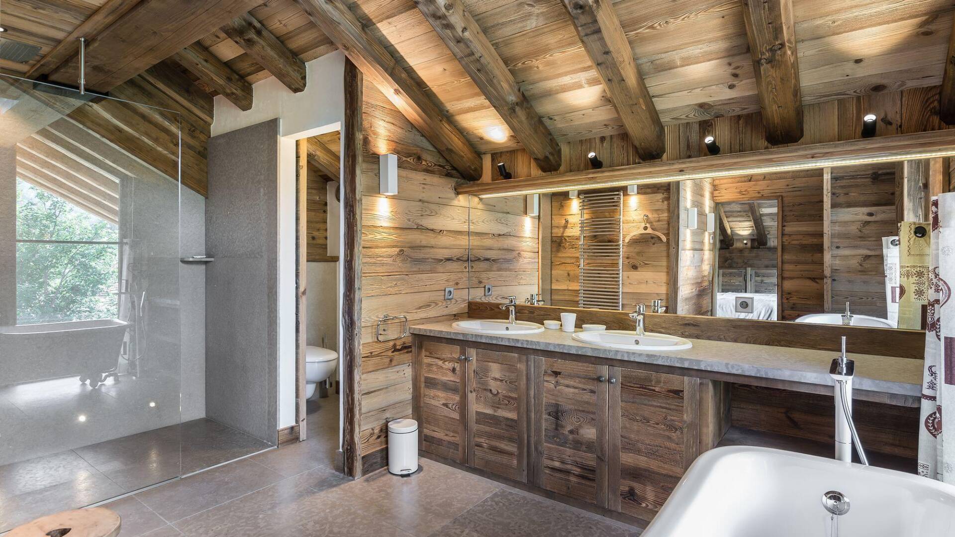 en suite bathroom with double lavabo, walk-in shower and bath tub