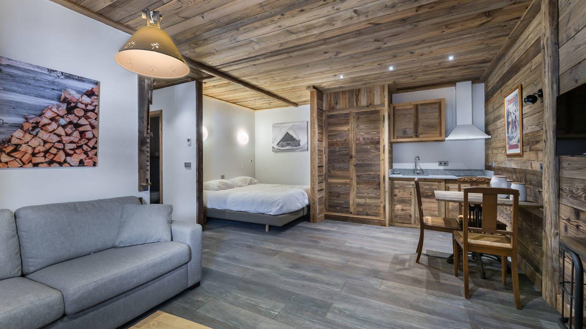 double bedroom with kitchenette and sitting area