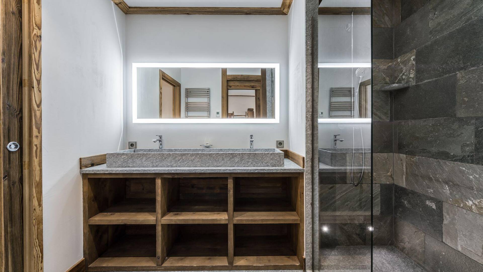 en suite bathroom with double lavabo and walk-in shower