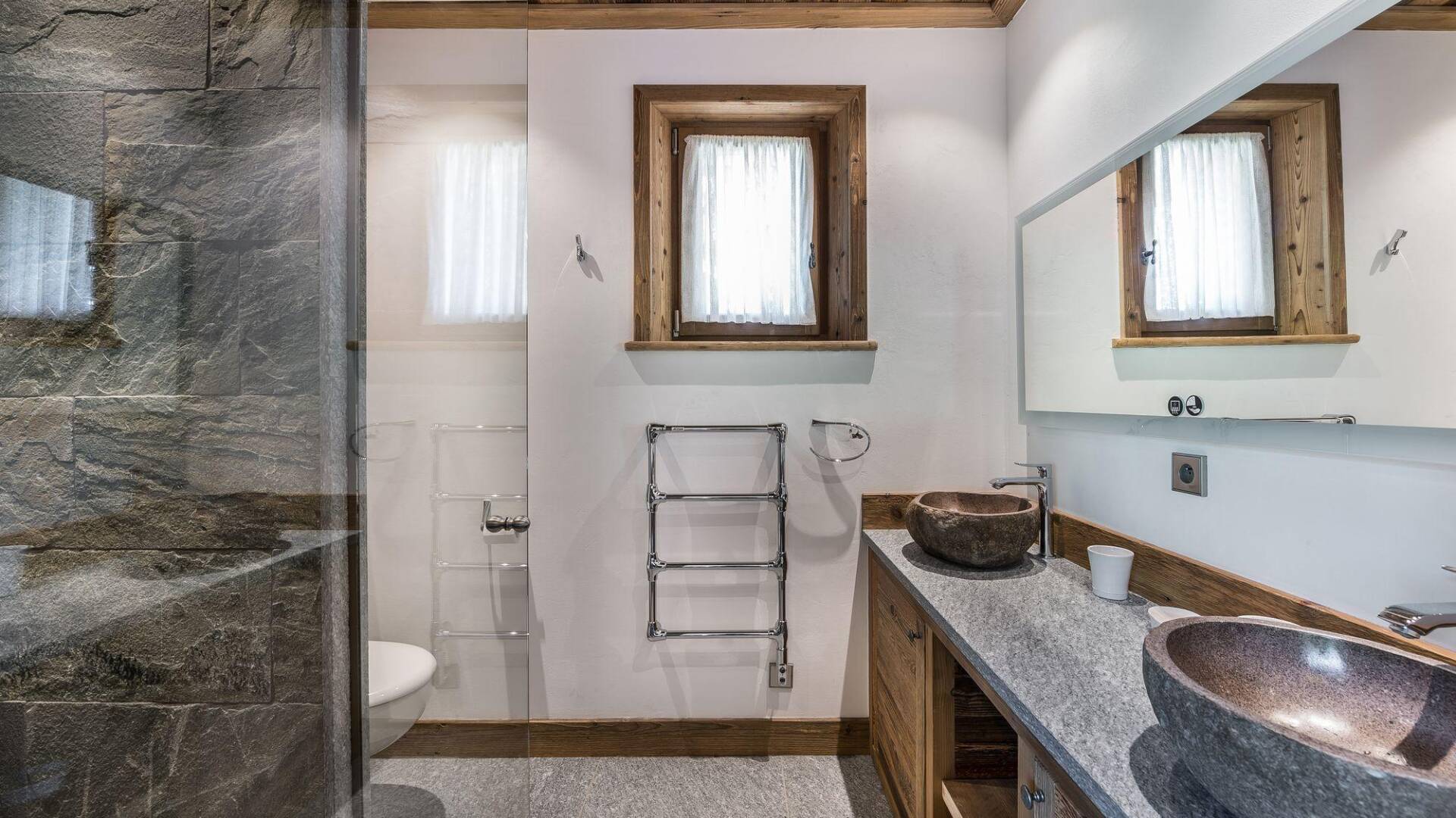 en suite bathroom with double lavabo and walk-in shower