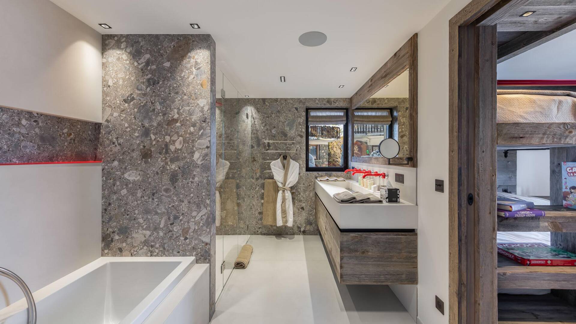 en suite bathroom with double lavabo, bath tub and walk-in shower