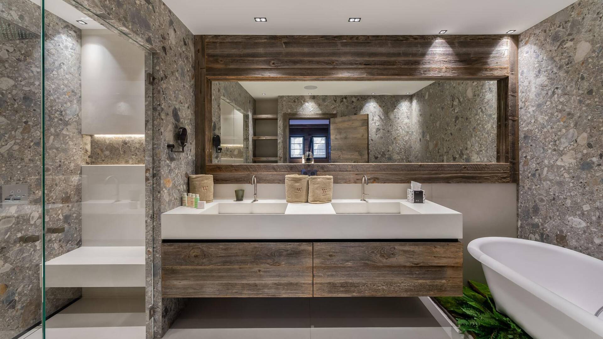 en suite bathroom with double lavabo, walk-in shower and bath tub