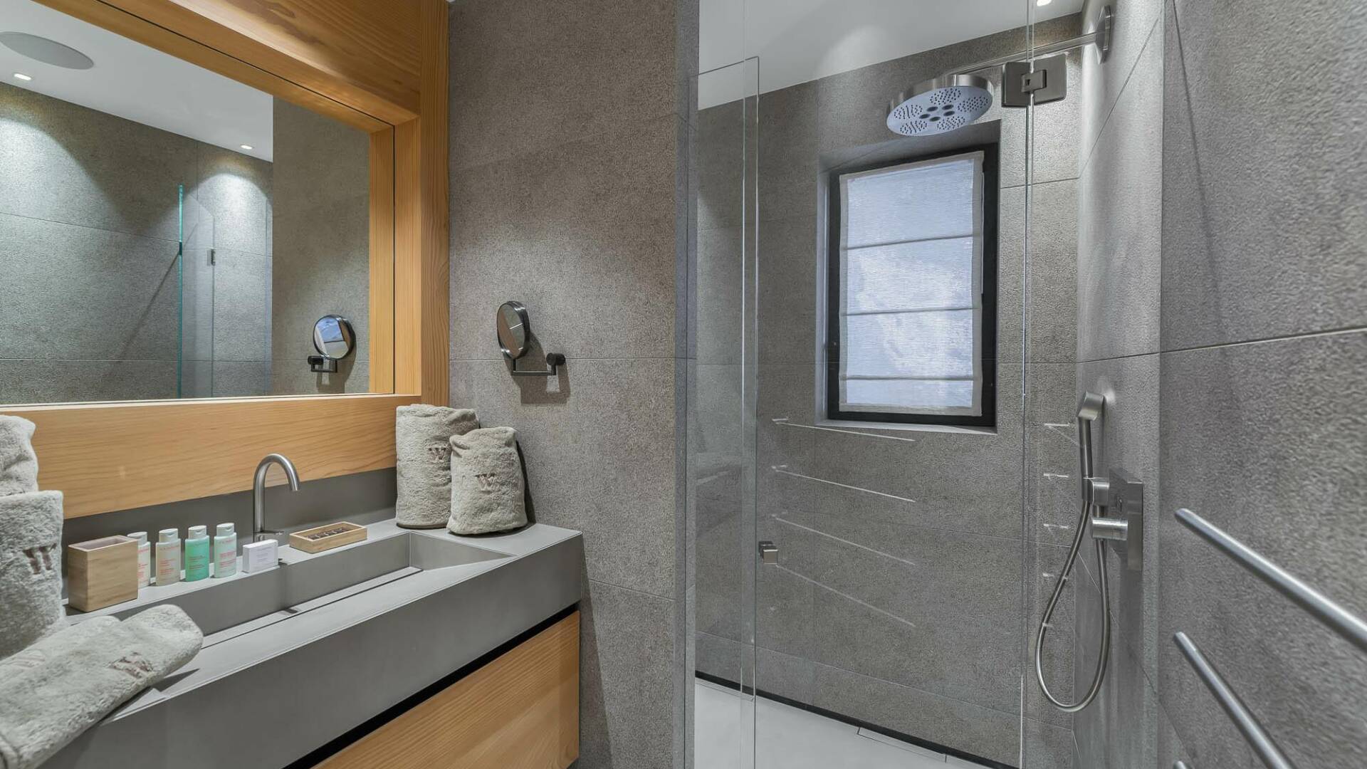 en suite bathroom with walk-in shower