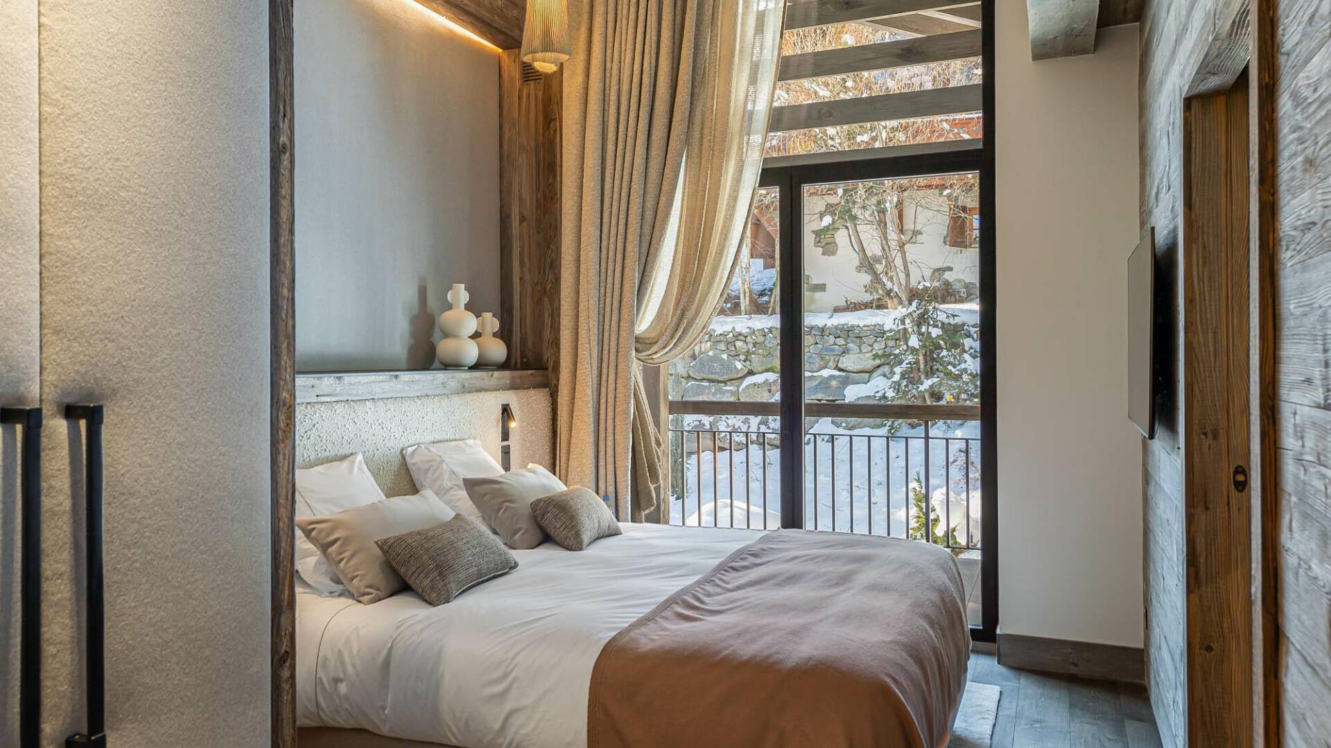 double bedroom with TV and direct access to outdoor