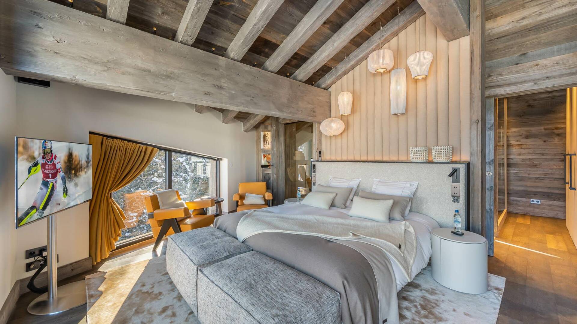 double bedroom with TV, sitting area and en suite bathroom