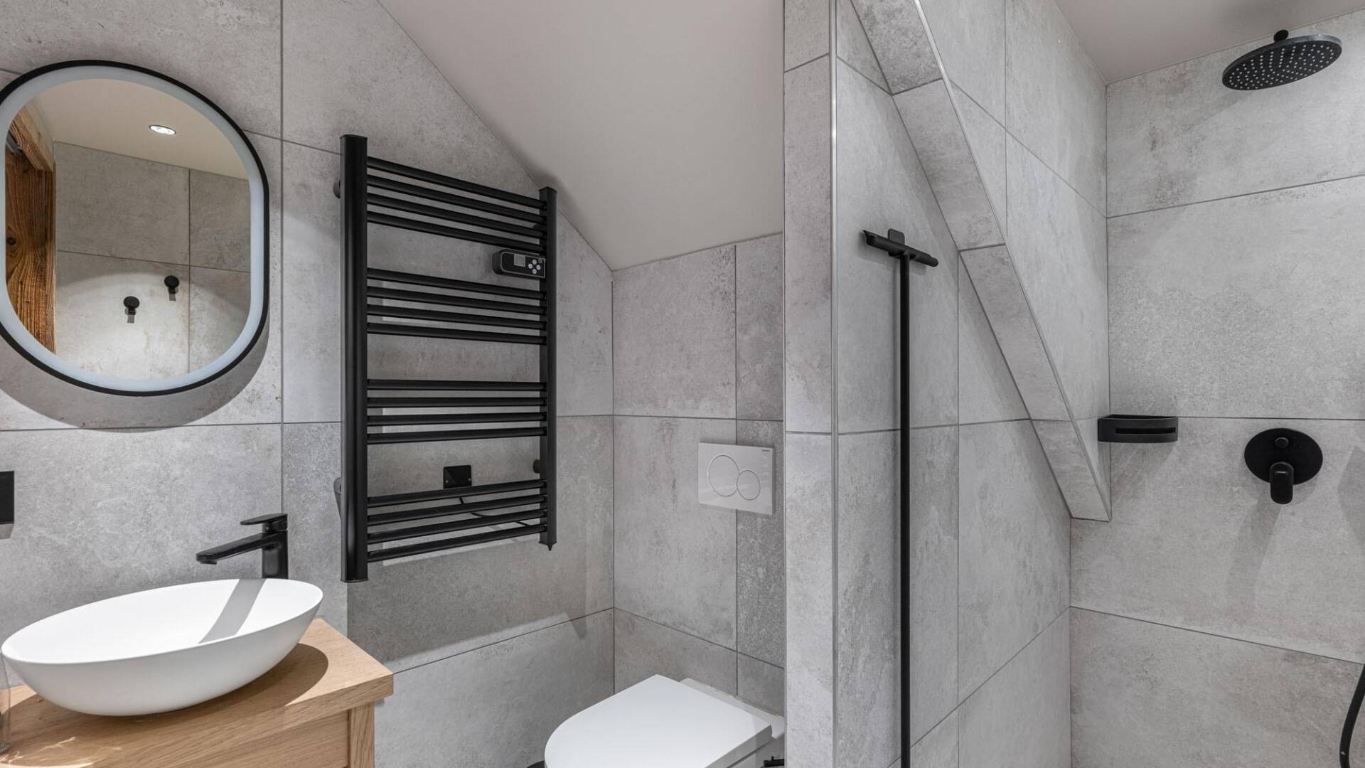 en suite bathroom with walk-in shower
