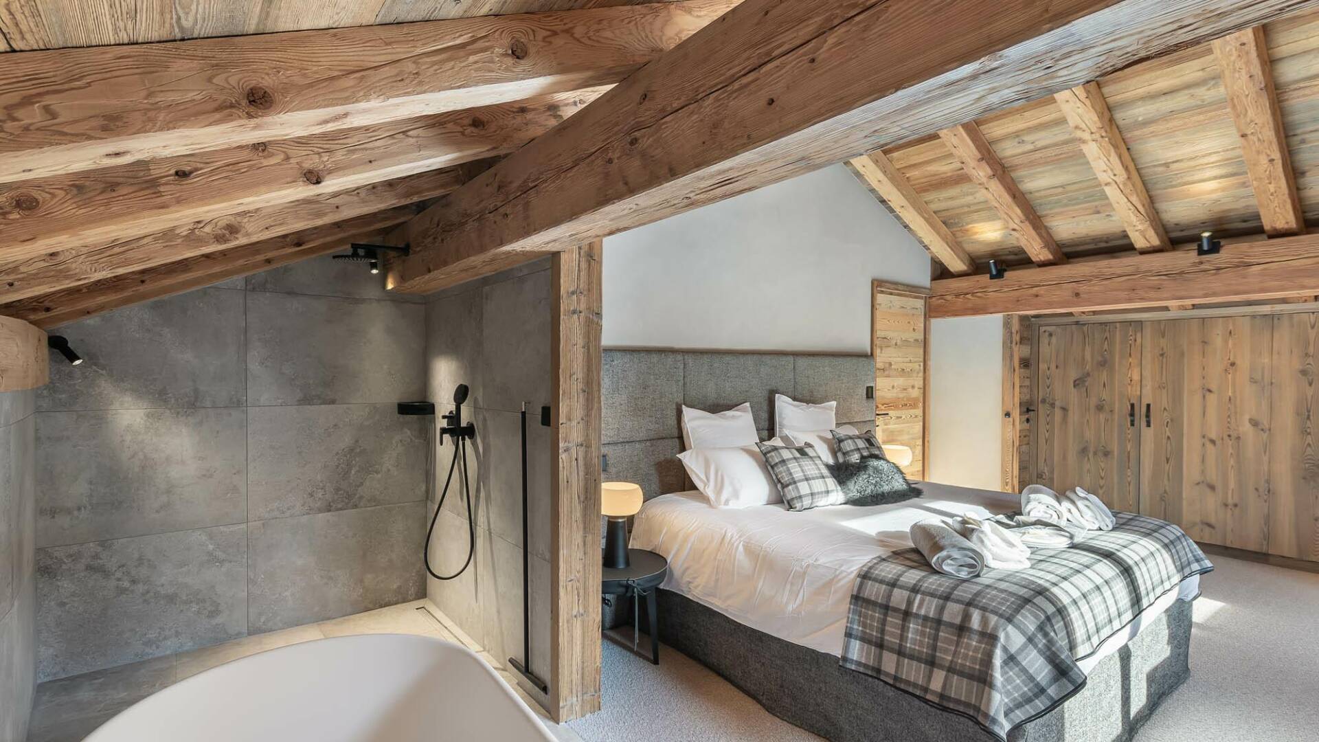 double bedroom with en suite bath tub