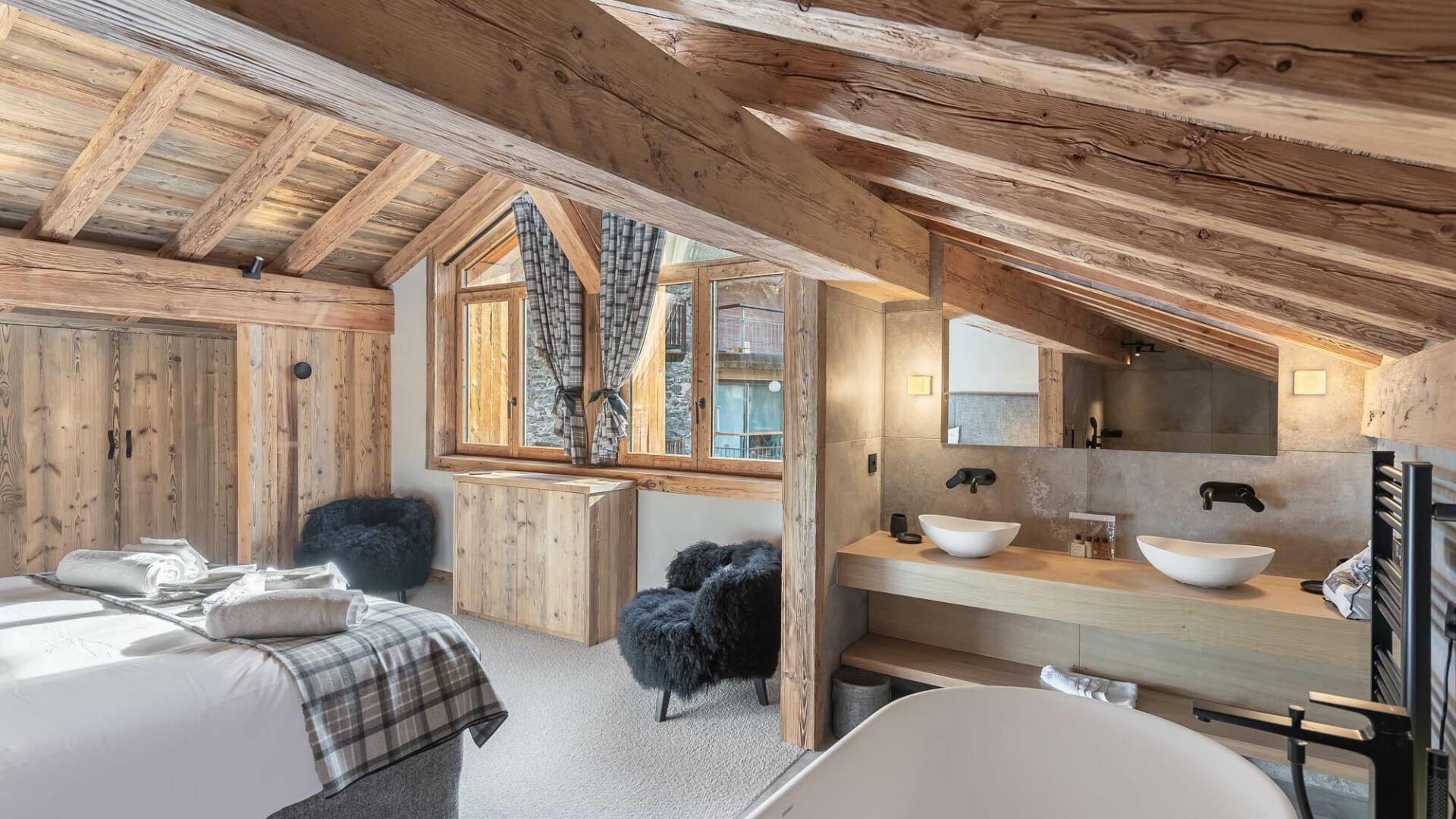 double bedroom with en suite double lavabo and bath tub