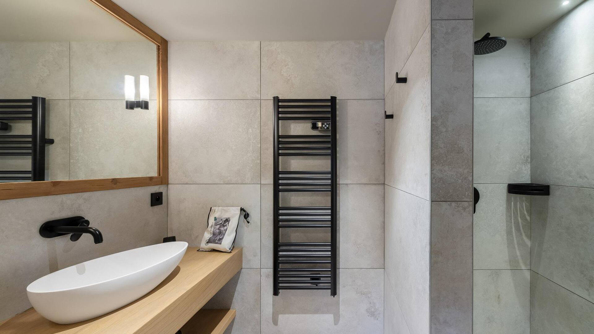 en suite bathroom with walk-in shower