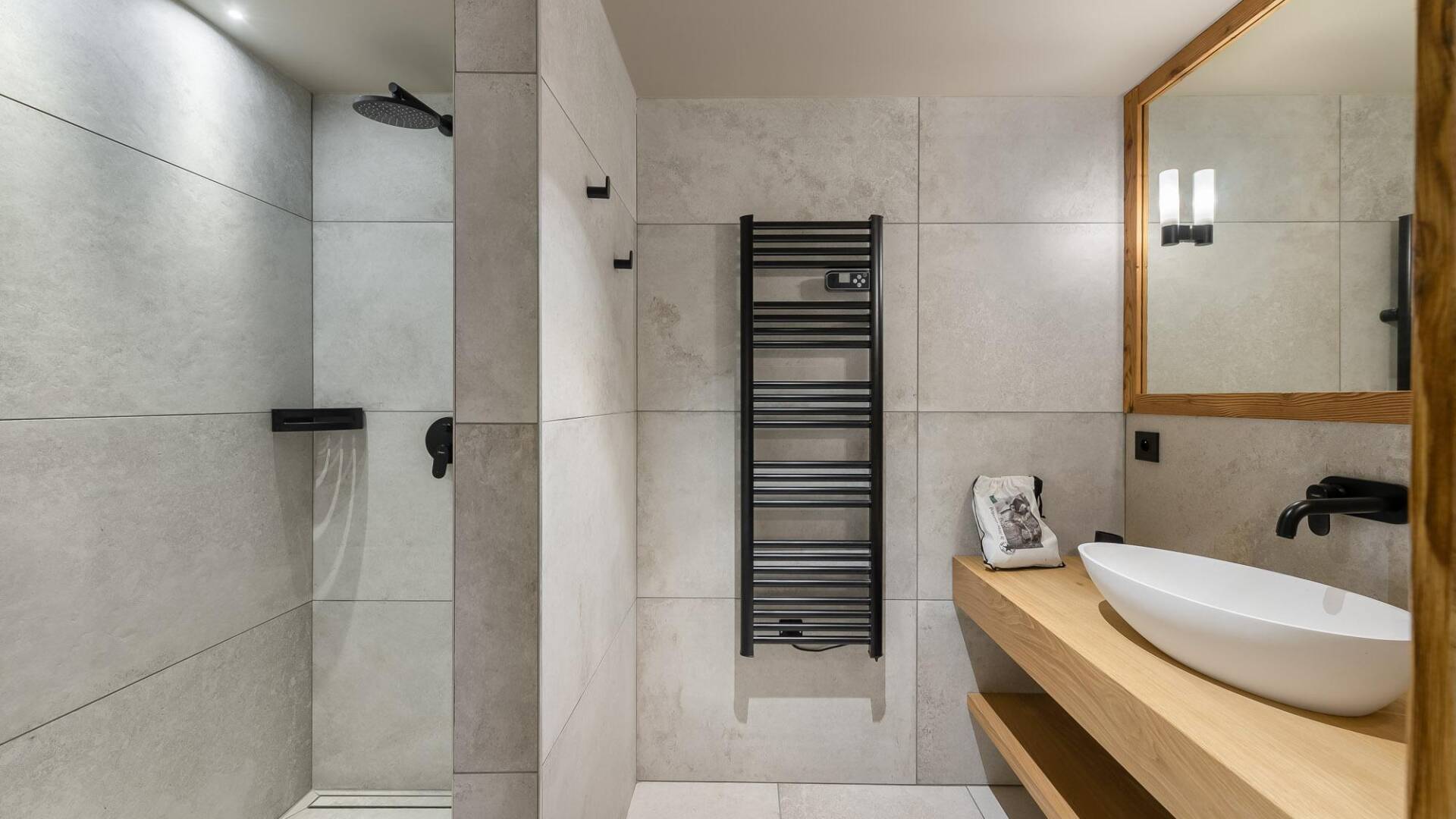 en suite bathroom with walk-in shower