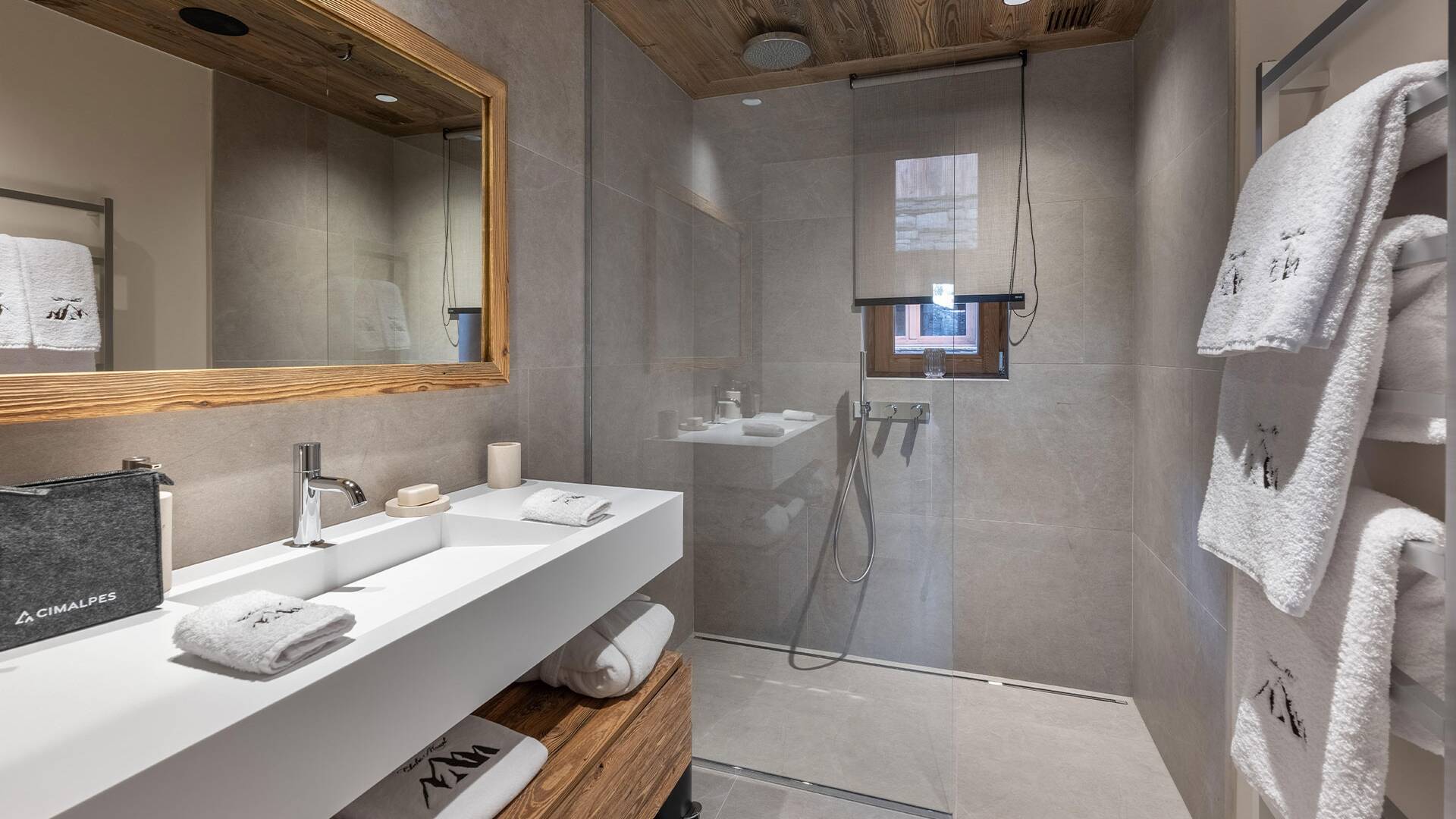 en suite bathroom with double lavabo and walk-in shower