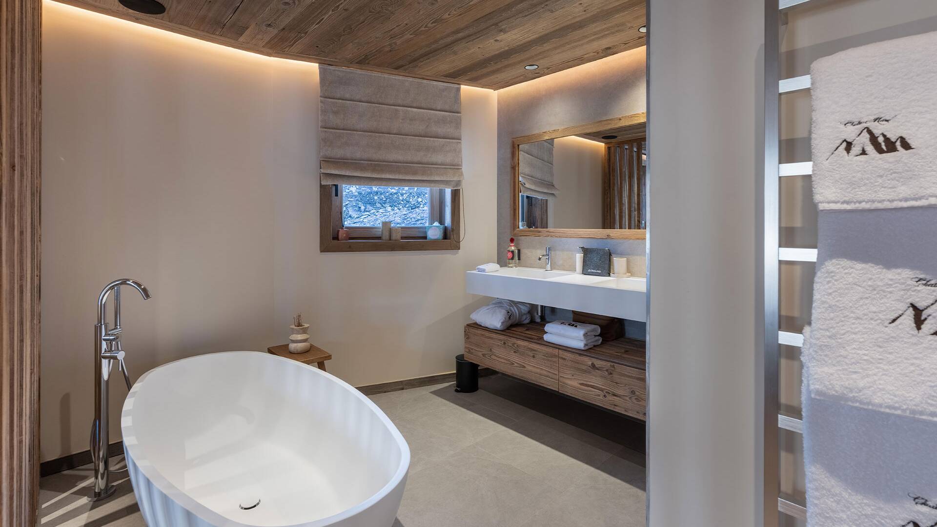 en suite bathroom with double lavabo and bath tub