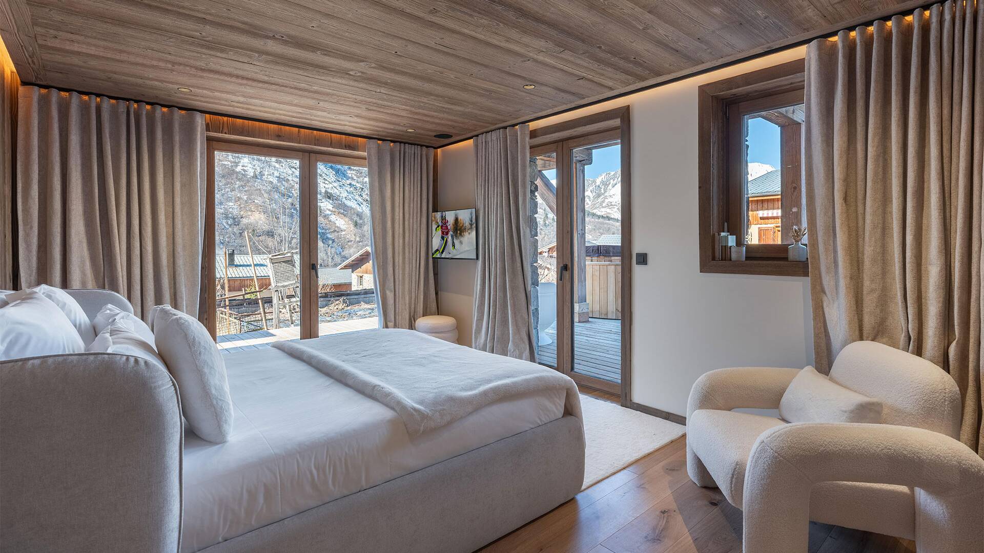 double bedroom with direct access to balcony and outdoor Jacuzzi bath tub