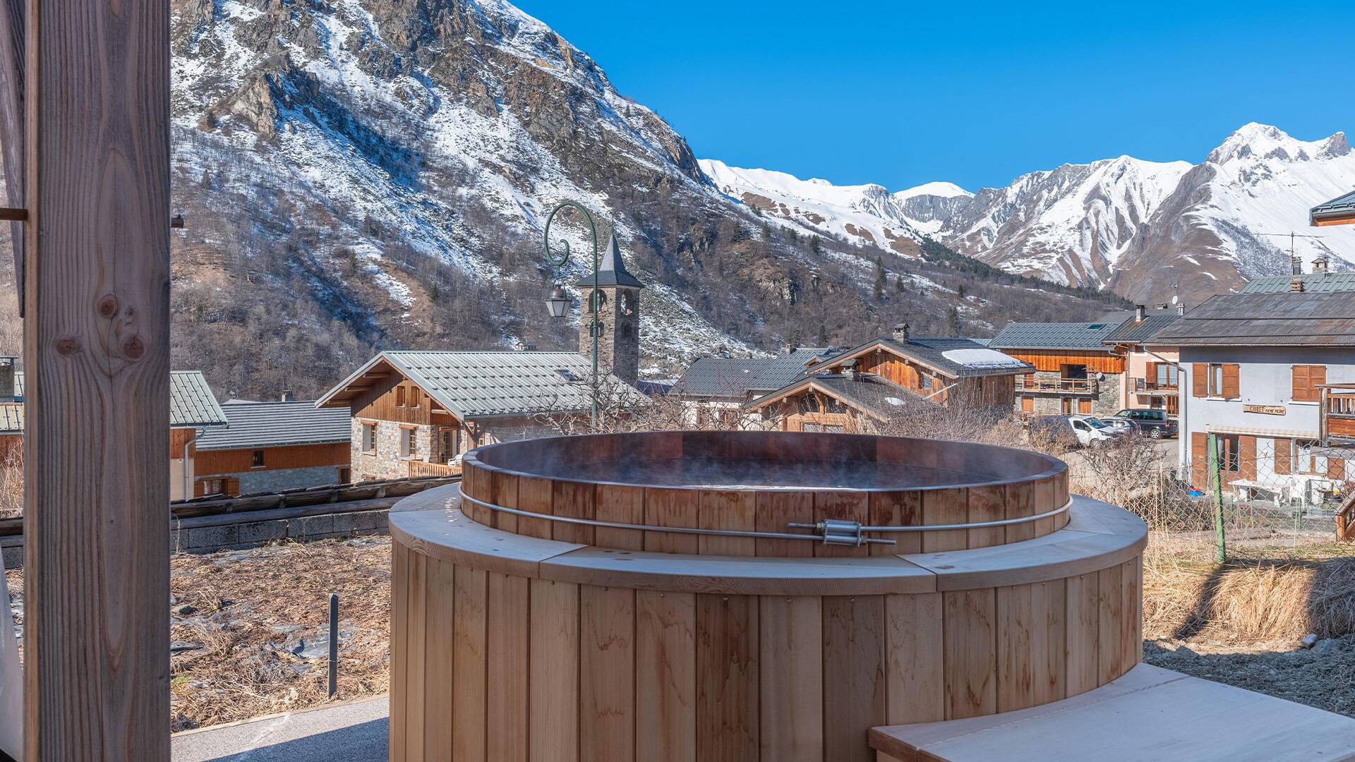outdoor Jacuzzi bath tub