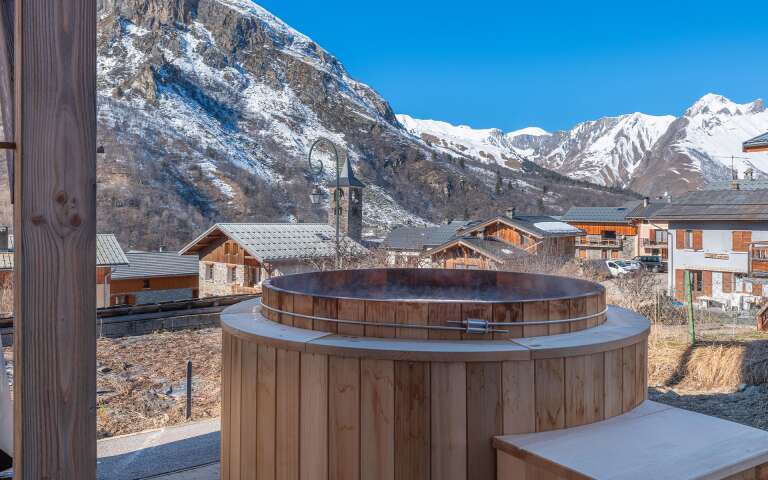 outdoor Jacuzzi bath tub