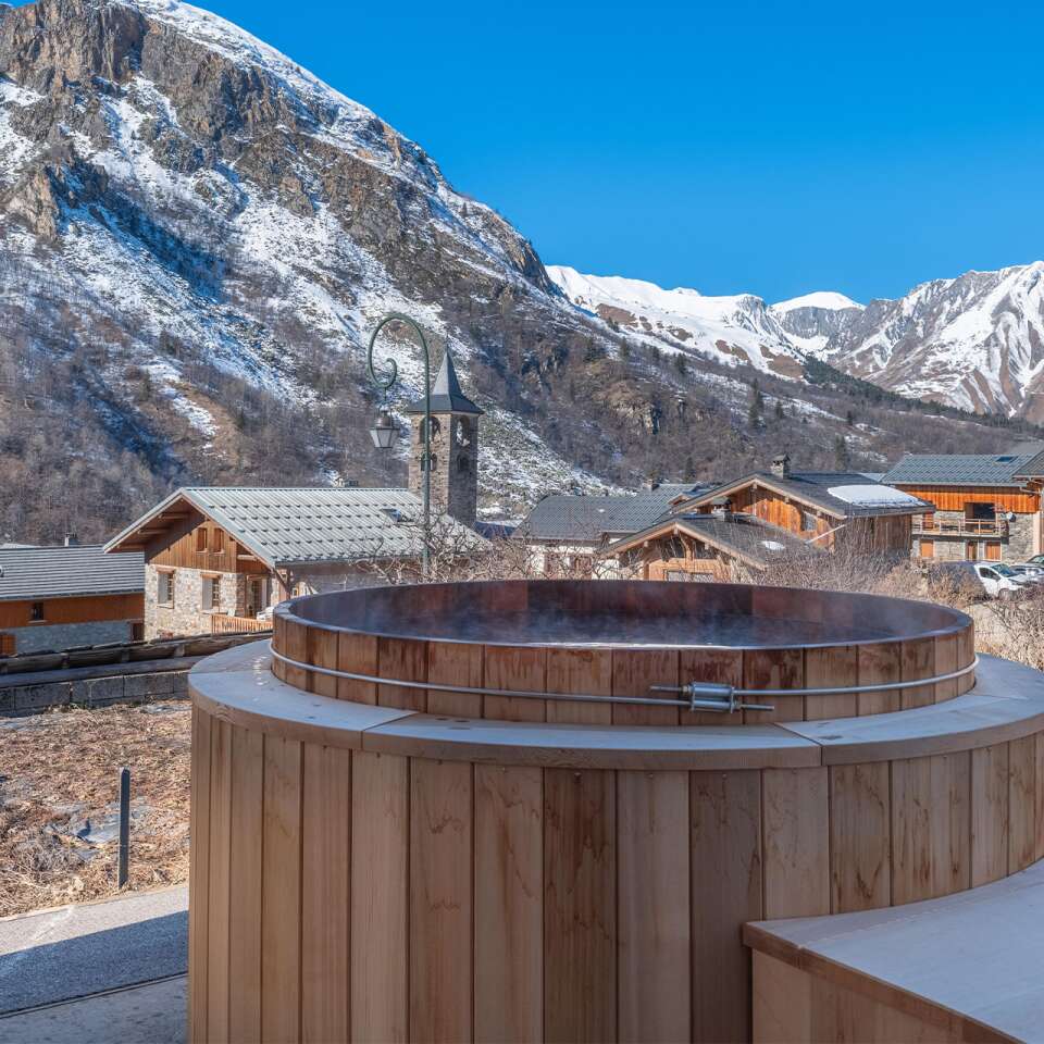 outdoor Jacuzzi bath tub