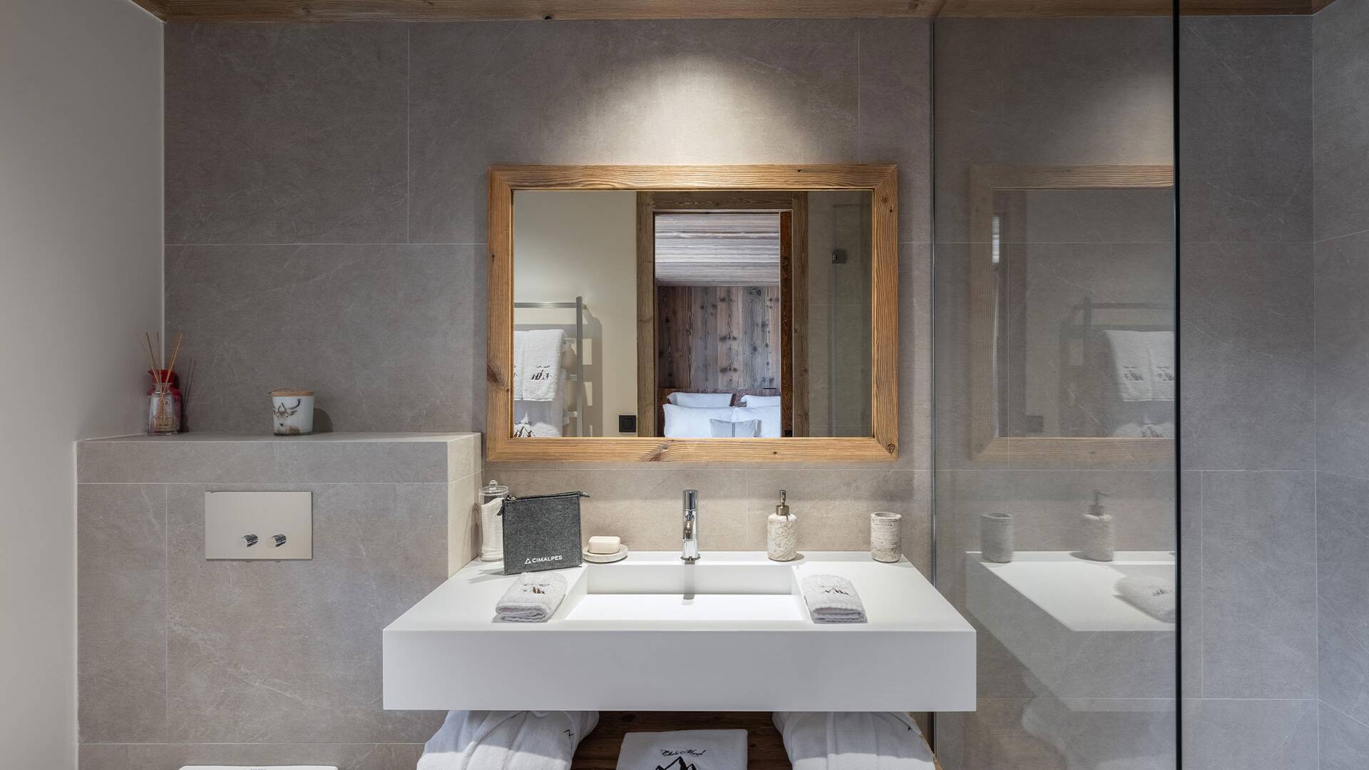 en suite bathroom with walk-in shower