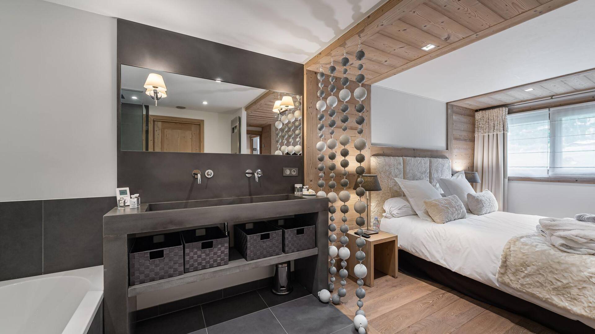 double bedroom with en suite double lavabo and bath tub