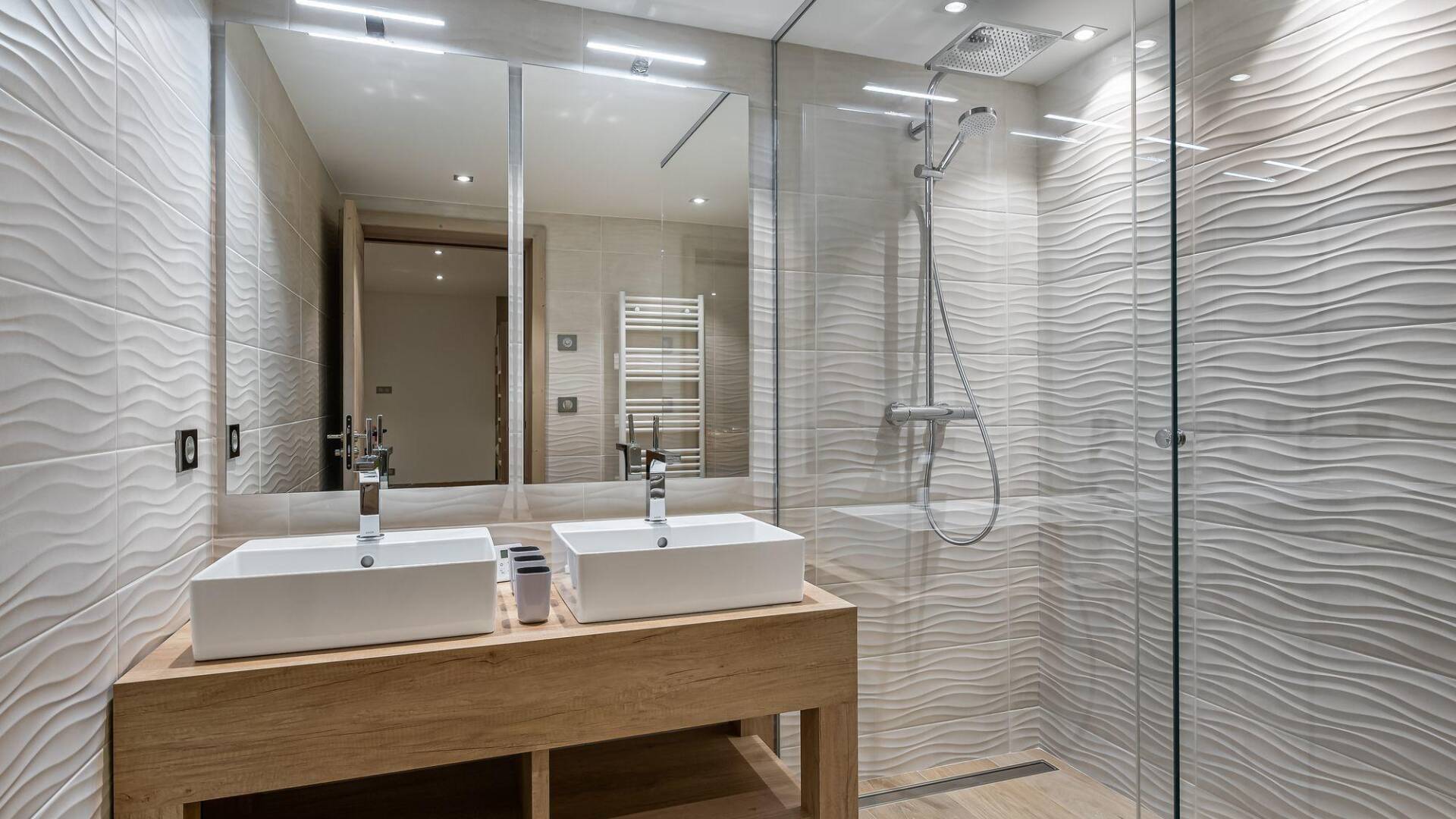 en suite bathroom with double lavabo and walk-in shower