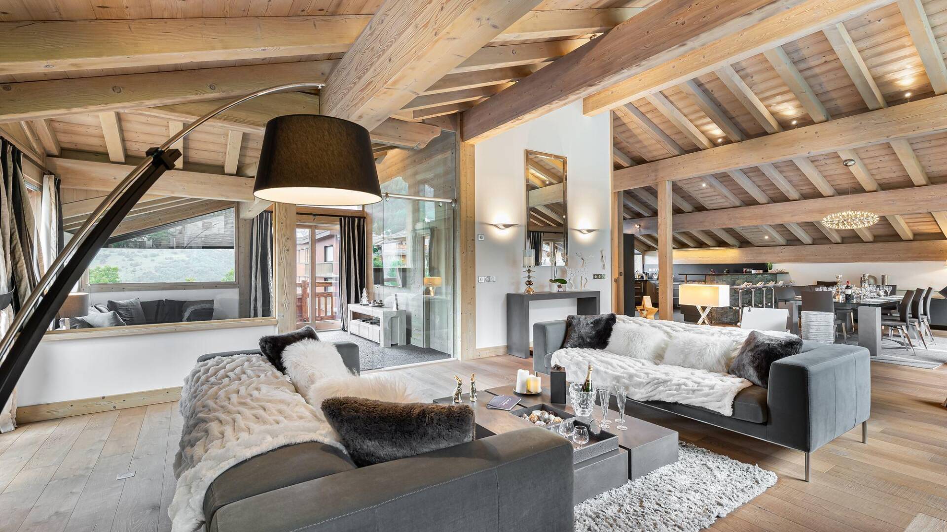 glamorous sitting area with access to outdoor