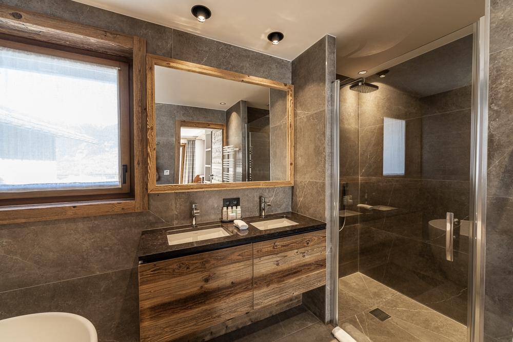 en suite bathroom with double lavabo and walk-in shower