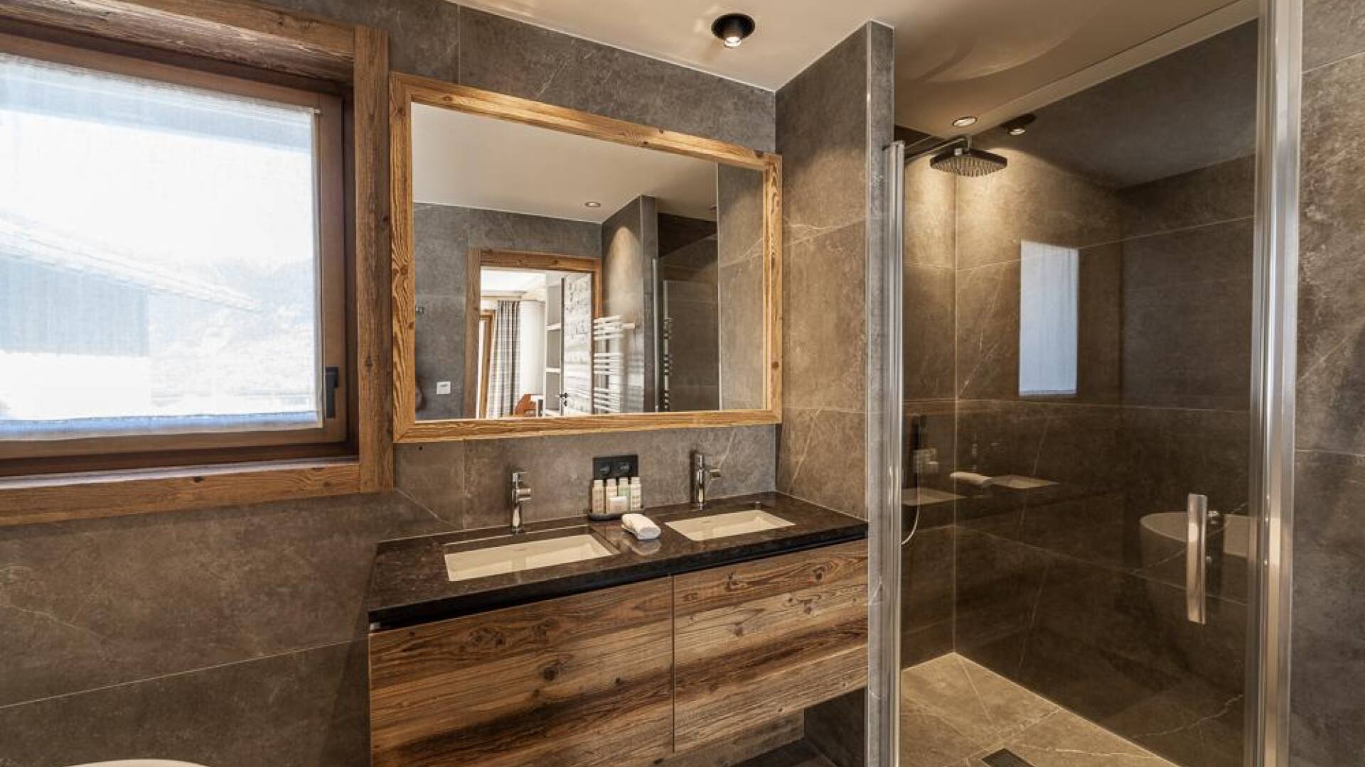 en suite bathroom with double lavabo and walk-in shower