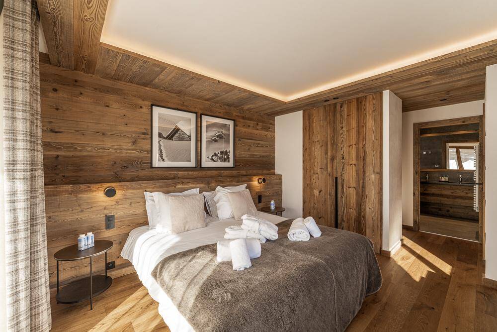 double bedroom with en suite bathroom