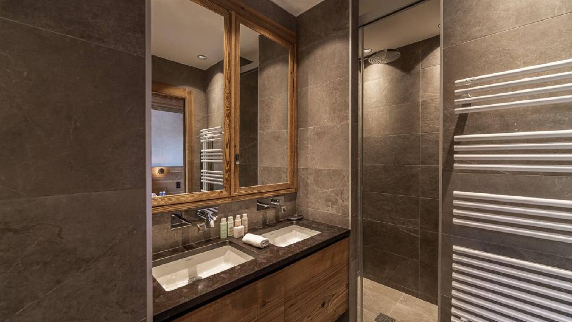 en suite bathroom with double lavabo and walk-in shower