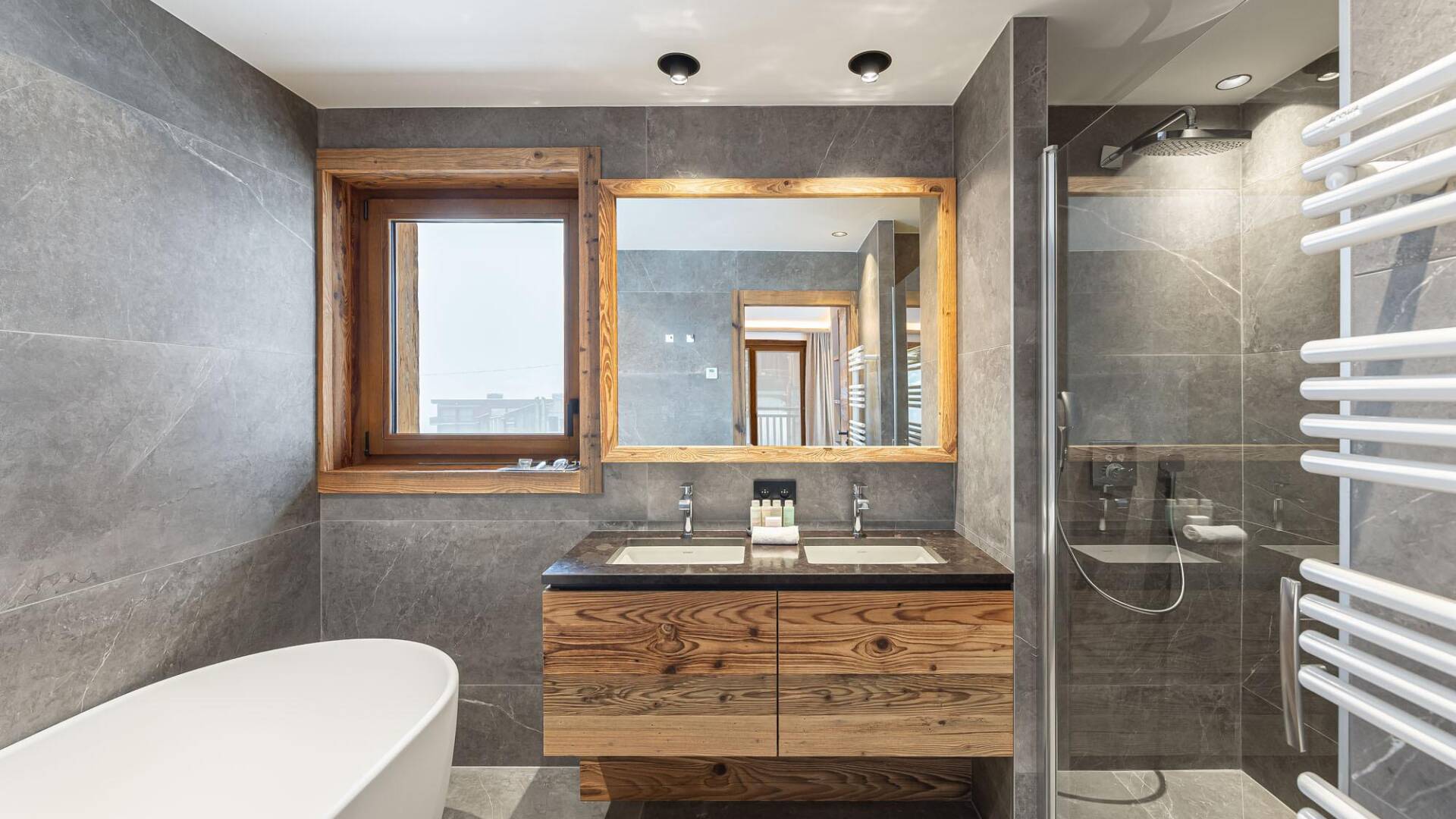 en suite bathroom with double lavabo, bath tub and walk-in shower