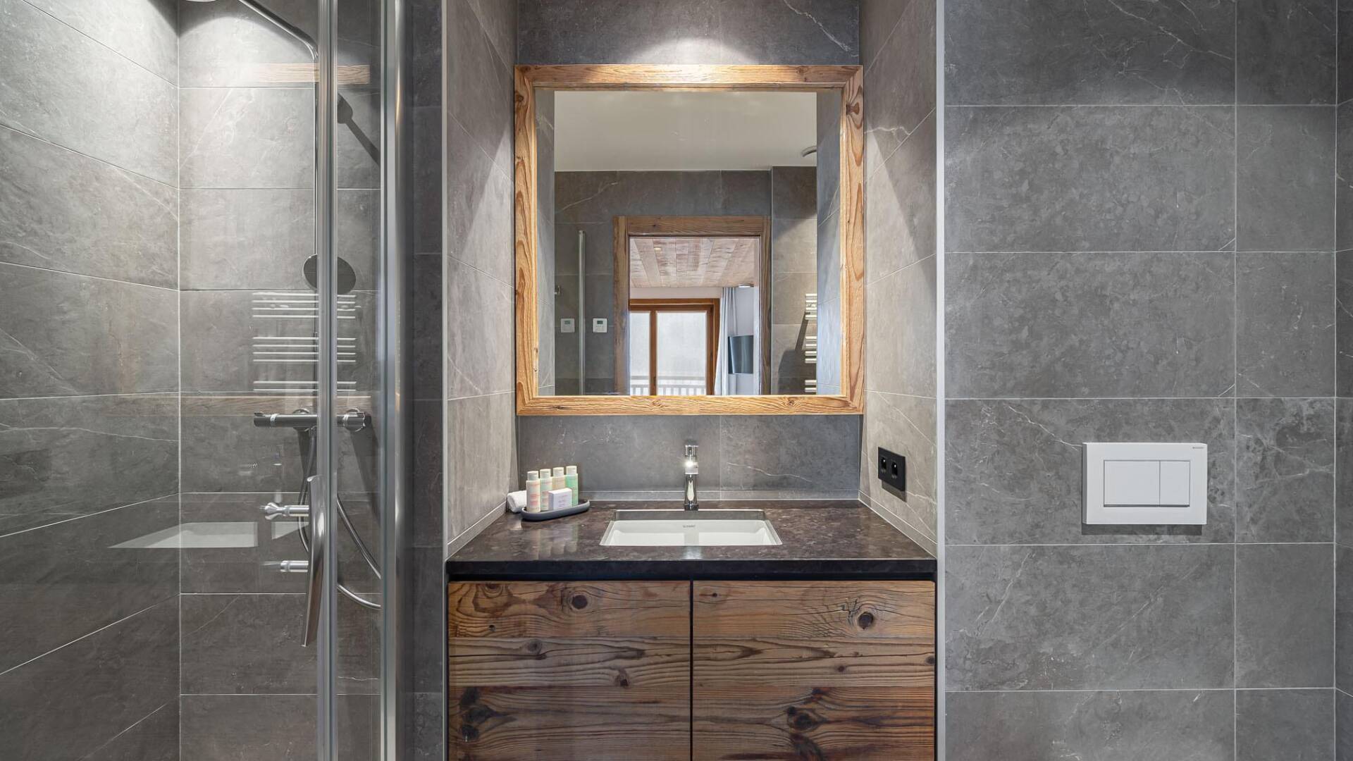 en suite bathroom with walk-in shower