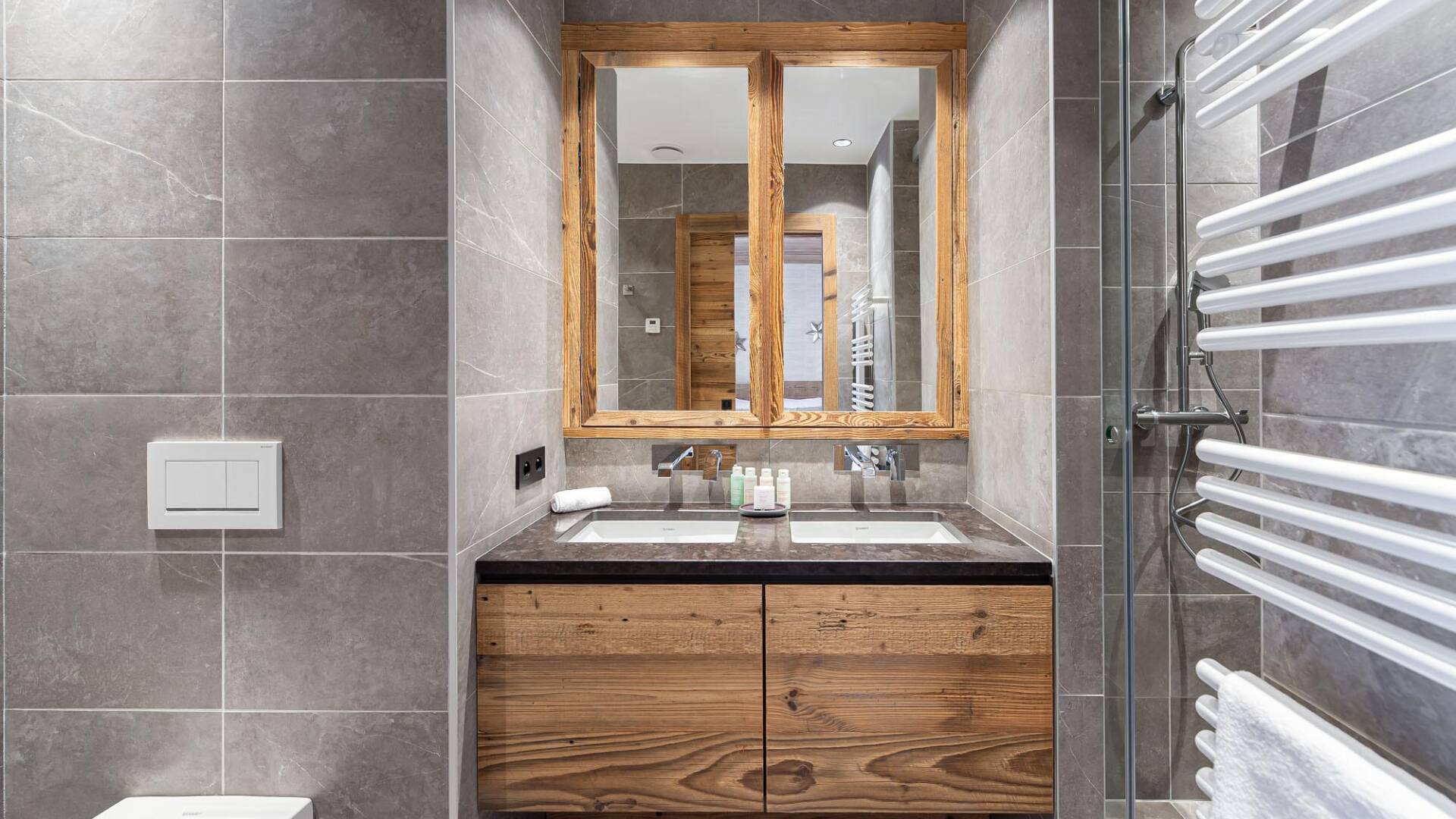 en suite bathroom with double lavabo and walk-in shower