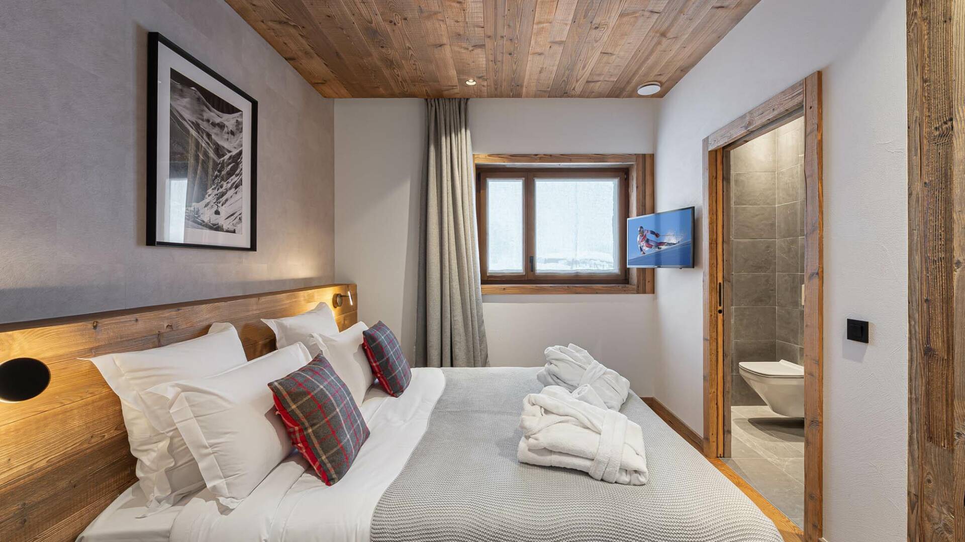 double bedroom with en suite bathroom