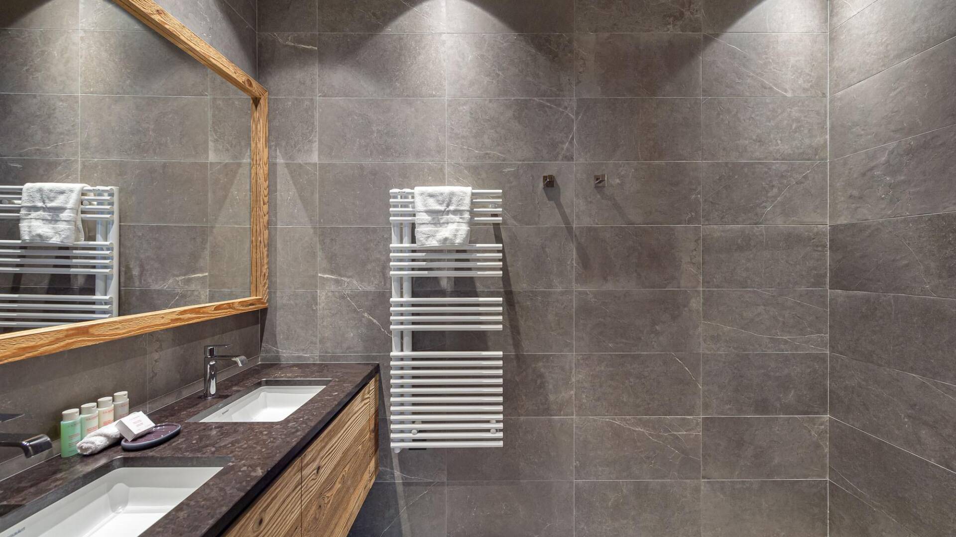 en suite bathroom with double lavabo