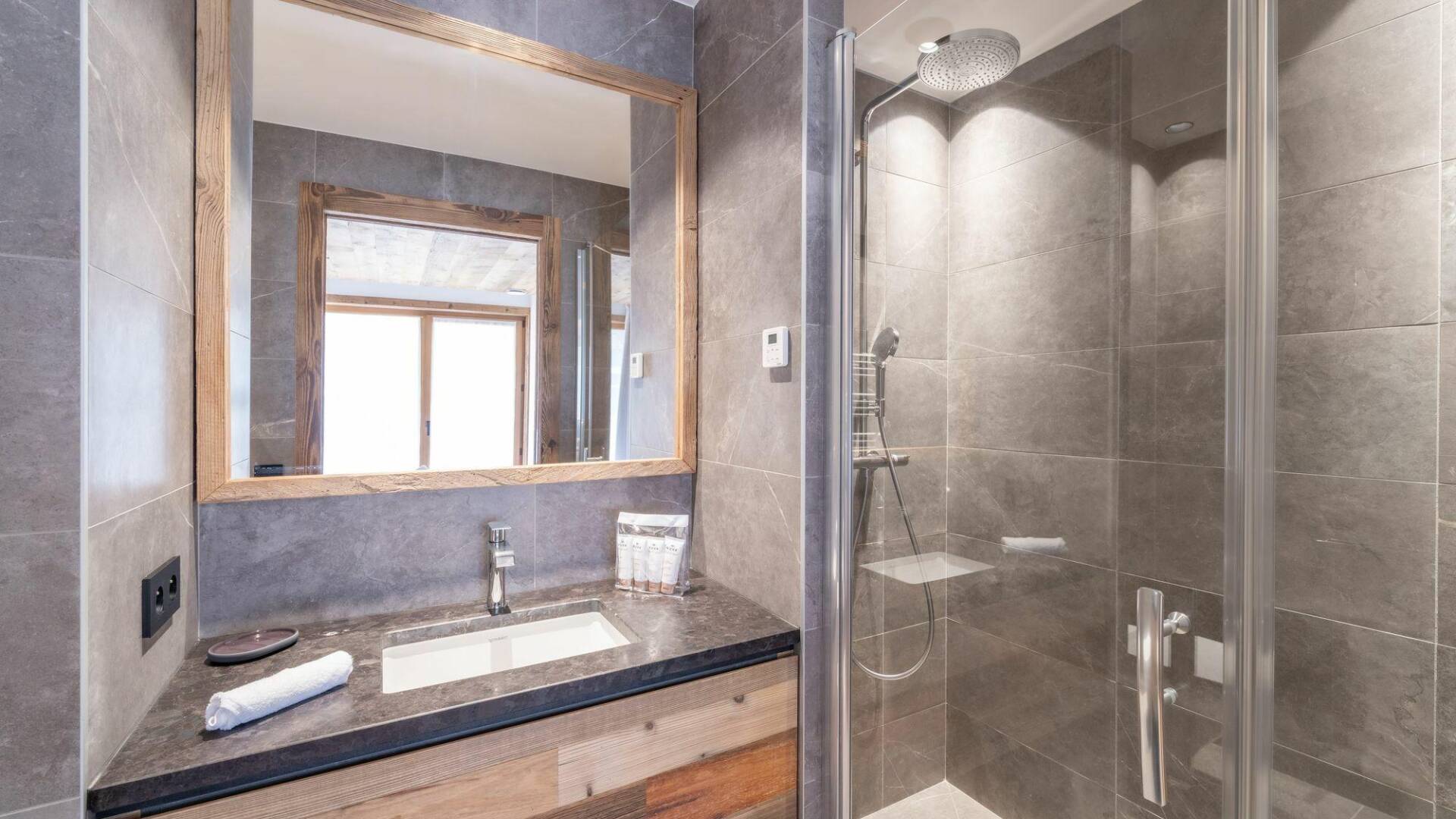 en suite bathroom with shower cabin